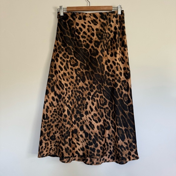 Forever 21 Leopard Print Midi Size: M - Picture 2 of 3